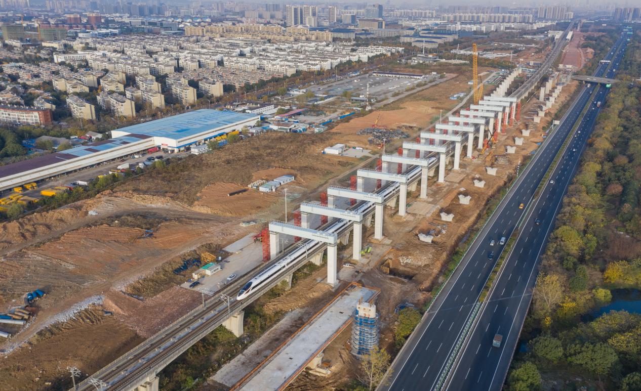 重点工程进行时再创新纪录南沿江城际铁路上跨宁杭高铁13处钢横梁吊装