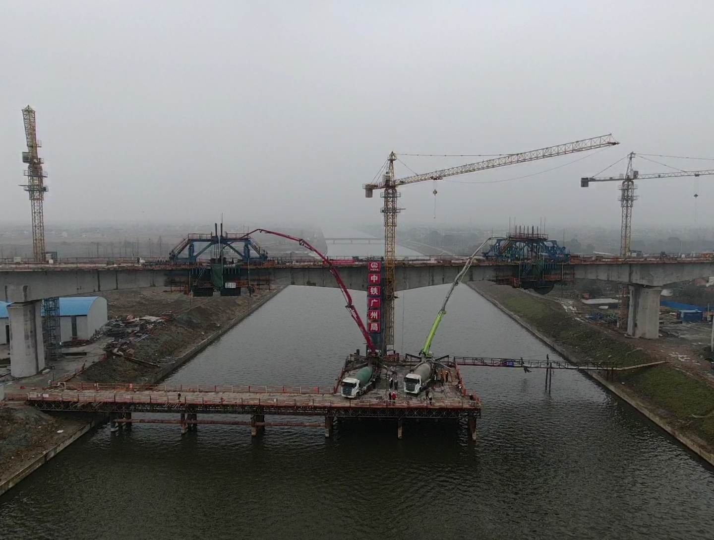 重点工程进行时南沿江城际铁路跨新孟河连续梁顺利合龙