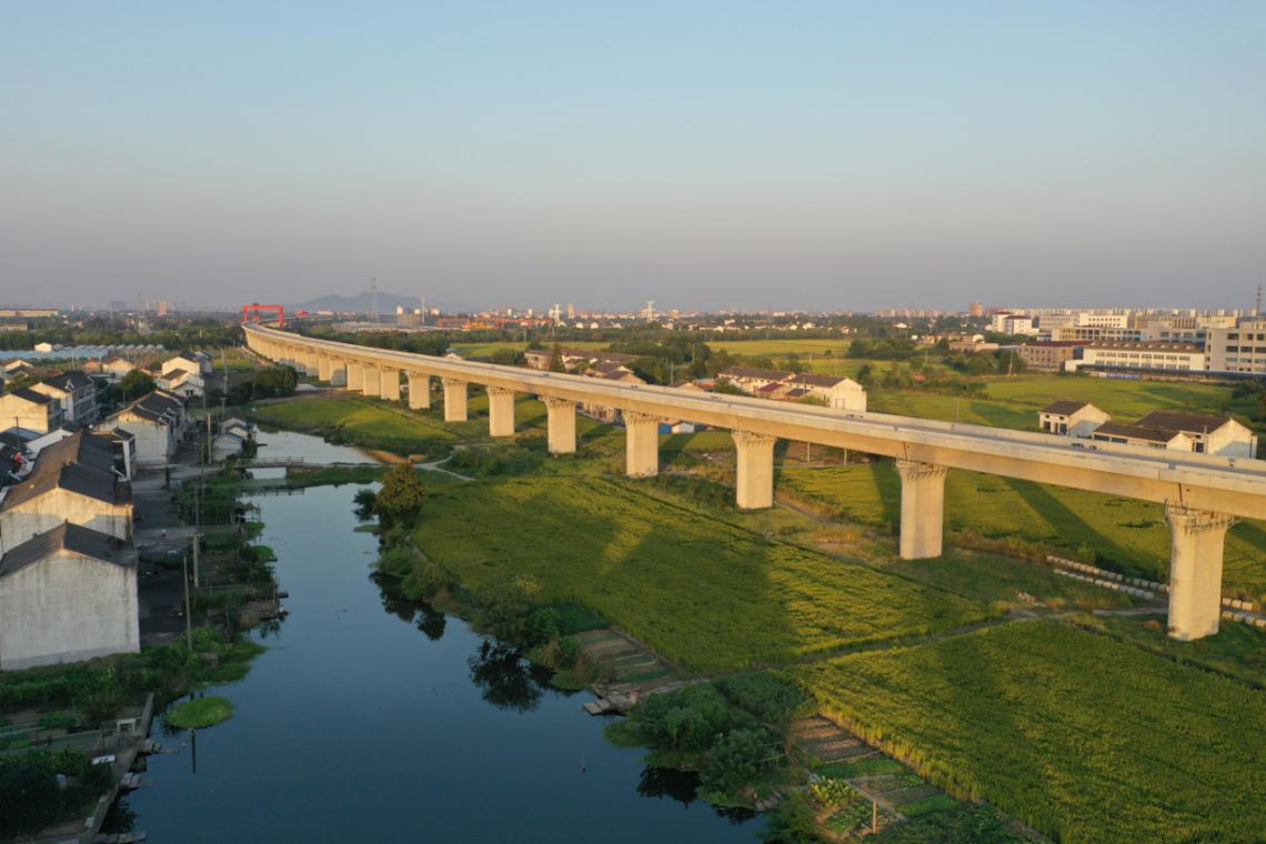 重点工程进行时南沿江城际铁路6标最后一个连续梁顺利合龙