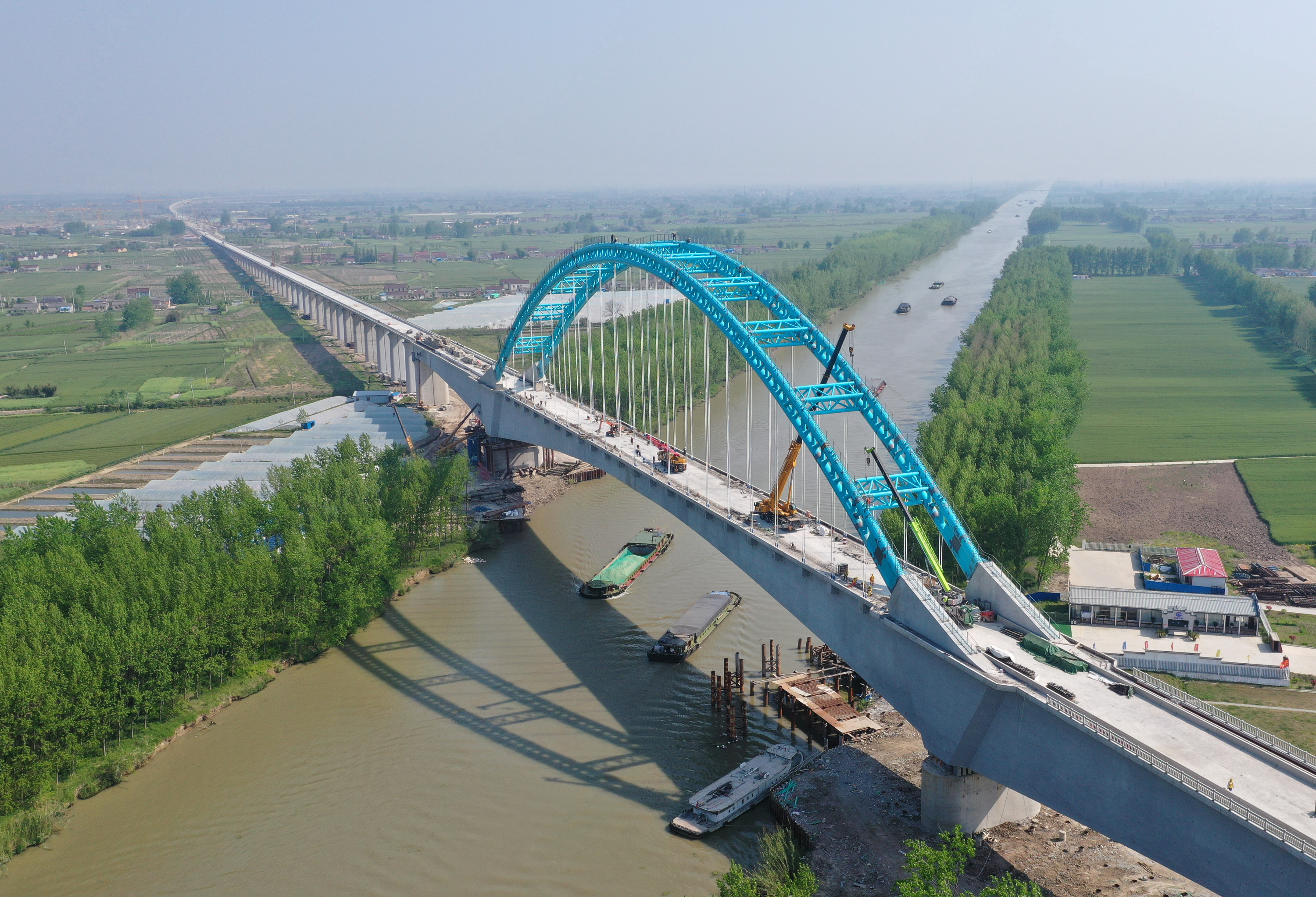 【重点工程进行时】盐通铁路控制性工程通榆河特大桥完成吊索安装